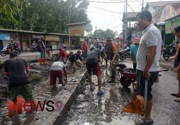 Foto: Bersama elemen masyarakat menggelar kerja bakti pembersihan drainase. @by_News9.id