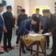 Foto: Ketua DPRD Sampang Rudi Kurniawan menandatangani pengumuman hasil penetapan pasangan Bupati dan Wabup Sampang terpilih masa jabatan 2025-2029. @by_News9.id