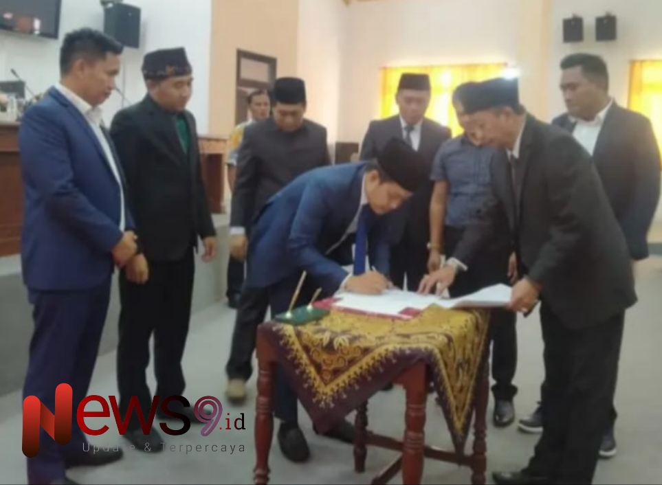 Foto: Ketua DPRD Sampang Rudi Kurniawan menandatangani pengumuman hasil penetapan pasangan Bupati dan Wabup Sampang terpilih masa jabatan 2025-2029. @by_News9.id