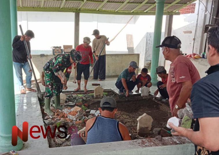 Foto: Serda Haeruddin, bersama santri dan warga sekitar melaksanakan kerja bakti. @by_News9.id
