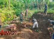 Gotong Royong Warga dan Babinsa Jambekumbu, Percepat Pembangunan Plesterisasi Masjid