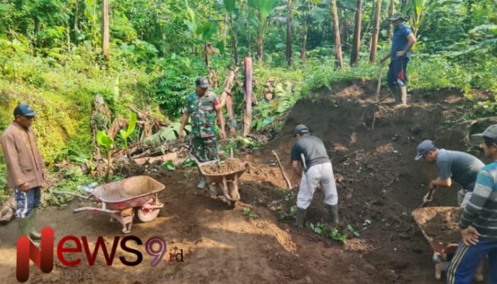 Gotong Royong Warga dan Babinsa Jambekumbu, Percepat Pembangunan Plesterisasi Masjid