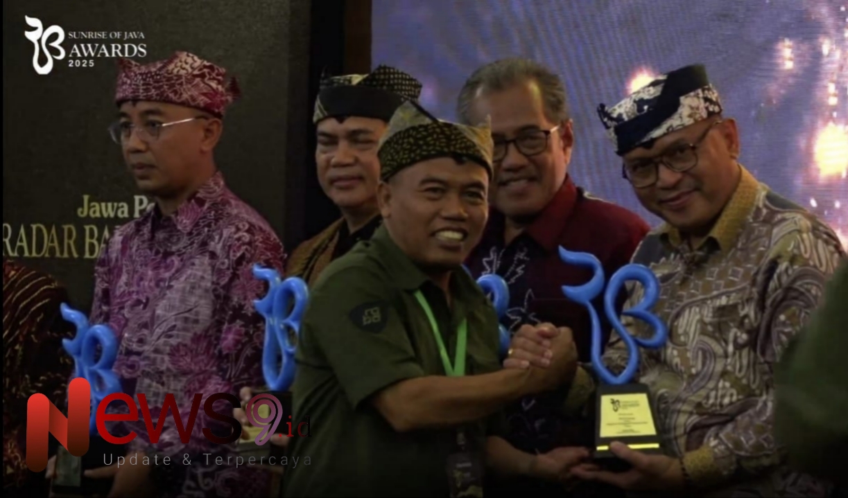 Foto: Kacabdin Banyuwangi, Ahmad Jaenuri. MPd saat menerima penghargaan Sunrise Of Java Awards 2025. @by_News9.id