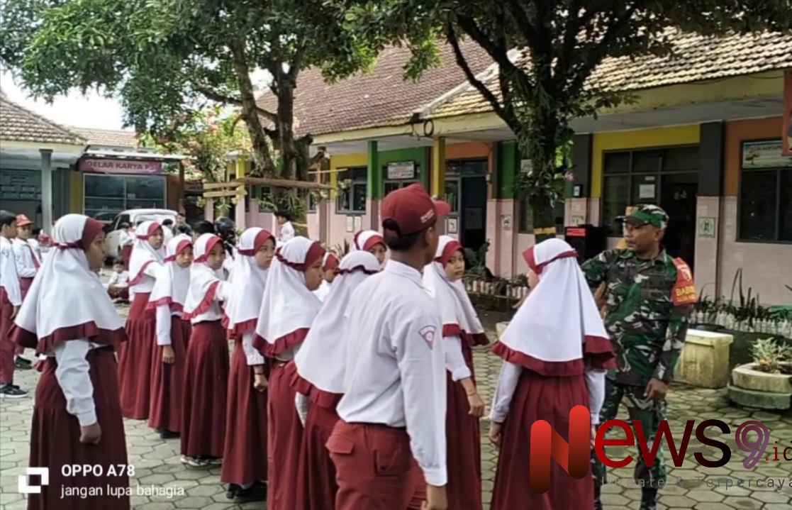 Foto: Sertu Hendri Tri Cahyono, memberikan pelatihan Peraturan Baris-Berbaris. @by_News9.id
