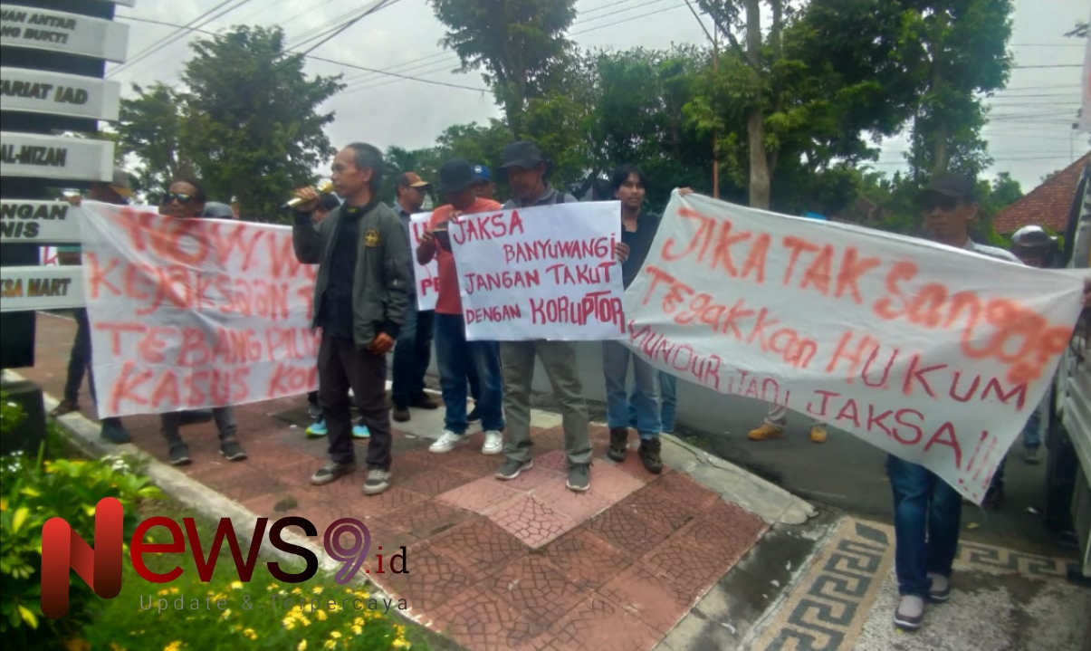 Foto: Ketua IWB Abi Arbain dan Pasopati saat menggelar aksi demonstrasi di Kejaksaan Negeri Banyuwangi. @by_News9.id