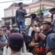 Foto: Koordinator aksi, Achmad Hanafi, saat orasi di depan Kejaksaan Negeri Sumenep. @by_News9.id