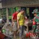 Foto: Sertu Moh. Saeroji, bersama warga masyarakat bergotong royong. @by_News9.id