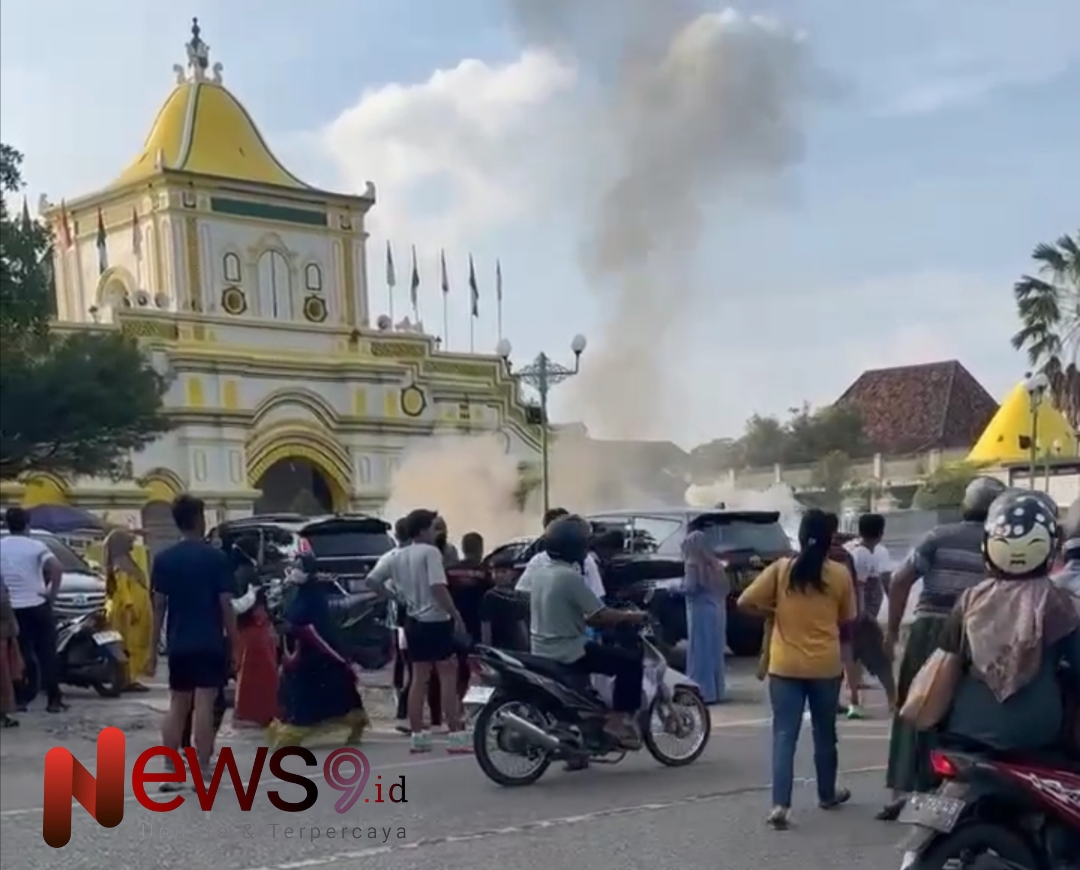 Foto: Detik-detik terbakarnya mobil Toyota Agya berwarna putih. @by_News9.id