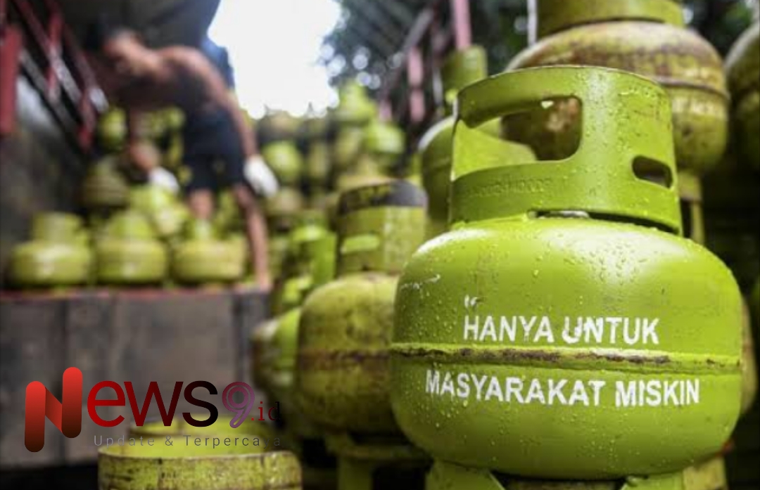 Foto: (Ilustrasi) Kelangkaan gas liquefied petroleum gas (LPG) 3 kilogram. @by_News9.id