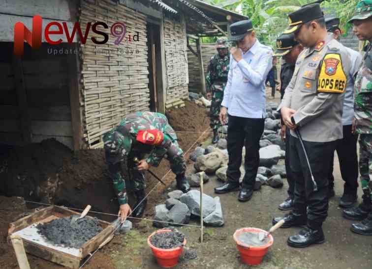 Foto: Letkol Inf Ronny Wijaya Koesuma bersama Forkopimda Kabupaten Lumajang meninjau lokasi. @by_News9.id