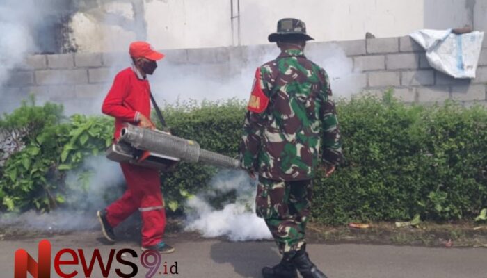 Sinergi Aparat dan Kesehatan: Babinsa Dawuhan Lor Pendamping Kegiatan Fogging