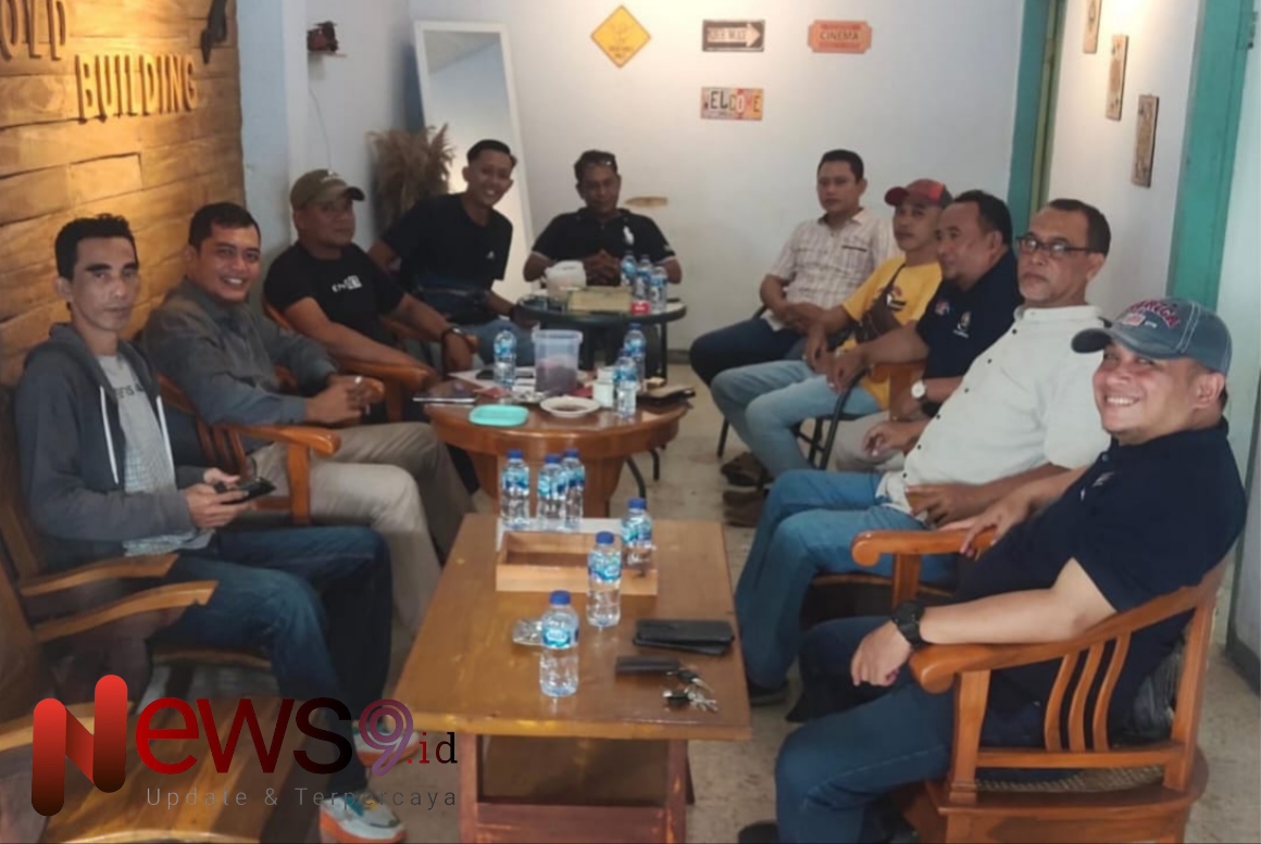 Foto: Ketua PWI hadir dalam Pembentukan Pengurus Komunitas Jurnalis Jawa Timur (KJJT) Kabupaten Lumajang, Rabu 19 Februari 2025 di Kafe KANVAS Lumajang. @by_News9.id