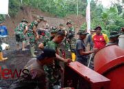 TNI Bersama Warga Kebut Pengecoran Jalan di Desa Burno dalam TMMD ke-123