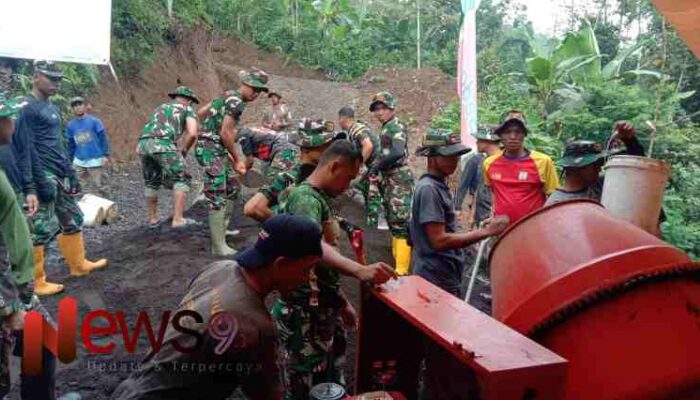TNI Bersama Warga Kebut Pengecoran Jalan di Desa Burno dalam TMMD ke-123