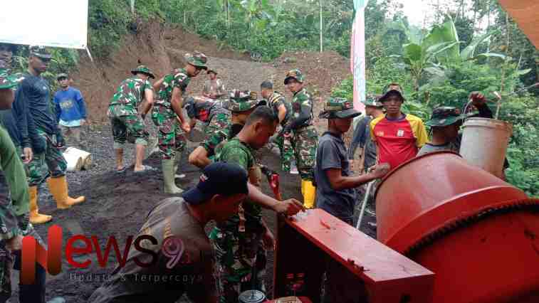 Foto: Pengecoran jalan beton di Dusun Mlambing dan Dusun Tugu, Desa Burno, Kecamatan Senduro, Lumajang. @by_News9.id
