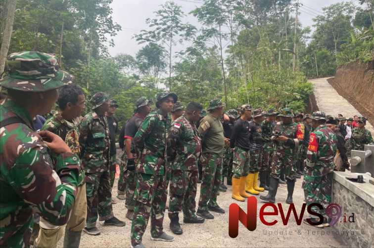 Foto: Pengecekan personel dilakukan di Jembatan Dusun Tugu, Desa Burno, Kecamatan Senduro, Lumajang. @by_News9.id