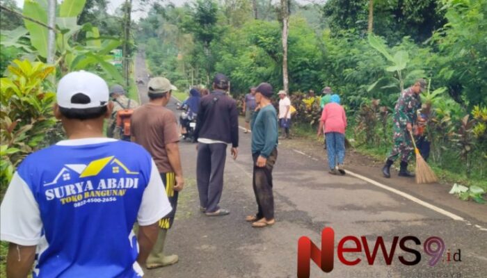 Sinergi Babinsa dan Masyarakat: Bersihkan Jalan dan Selokan Demi Lingkungan Nyaman