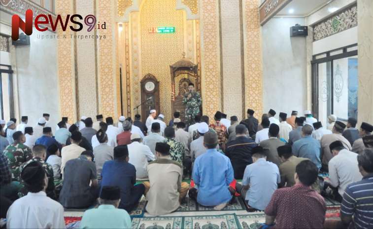 Foto: Kodim 0821/Lumajang menggelar kegiatan pembersihan dan persiapan sholat Jumat di Masjid Baitut Taqwa, Desa Burno. @by_News9.id