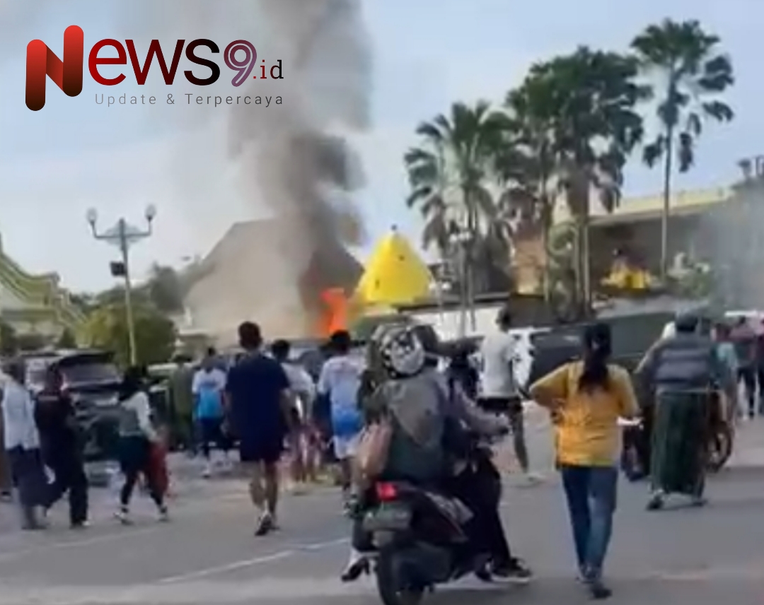 Foto: Detik-detik insiden kebakaran mobil di depan Masjid Jamik Sumenep. @by_News9.id