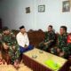 Foto: Letda Inf Iriyanto, bersama anggota melaksanakan anjangsana ke kediaman Kepala Desa Burno. @by_News9.id