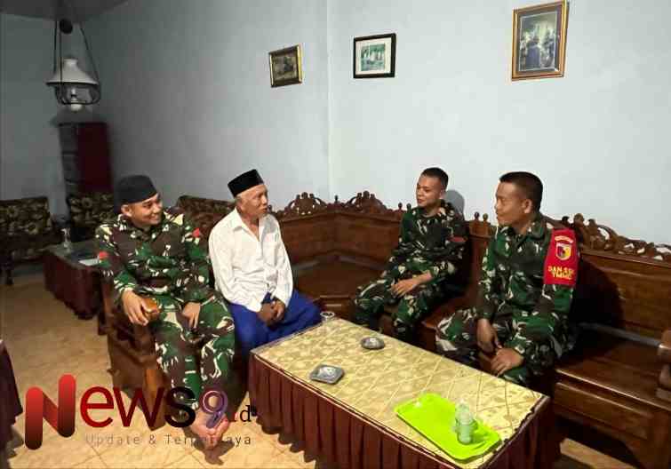 Foto: Letda Inf Iriyanto, bersama anggota melaksanakan anjangsana ke kediaman Kepala Desa Burno. @by_News9.id