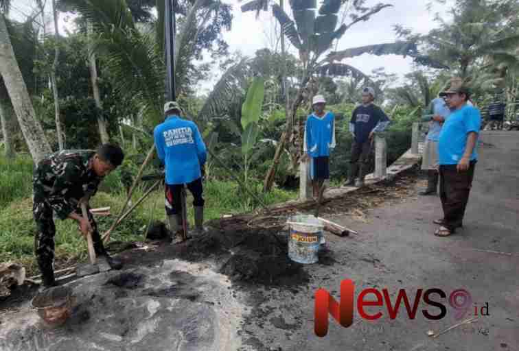 Foto: Serda Moch. Dedik Indra Irawan, turut serta membantu warga dalam pengecoran. @by_News9.id