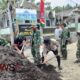 Foto: Aiptu Anang Mashudi, bersama personel Polres Lumajang, berperan aktif dalam mendukung kelancaran proyek infrastruktur. @by_News9.id