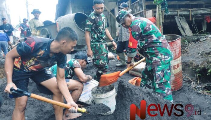 TNI Bersama Warga Percepat Pengecoran Jalan di Desa Burno dalam TMMD 2025