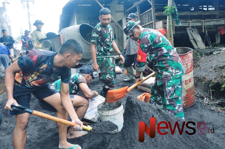 Foto: Danton 3 SSK TMMD, Letda Mar Sigit Sujito Gumantoro, bersama anggota dan warga setempat bergotong royong melaksanakan pengecoran. @by_News9.id
