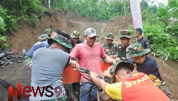 Semangat Tak Surut, Personel TMMD Tetap Bekerja di Tengah Medan Sulit dan Cuaca Gerimis