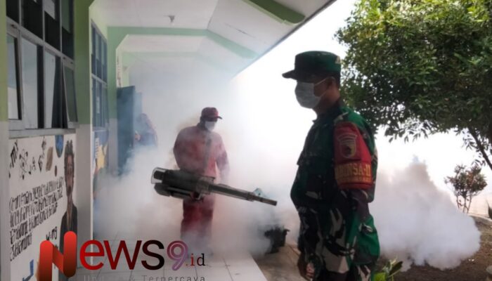 Peran Serta Babinsa Kebonsari Dampingi Puskesmas Kegiatan Fogging