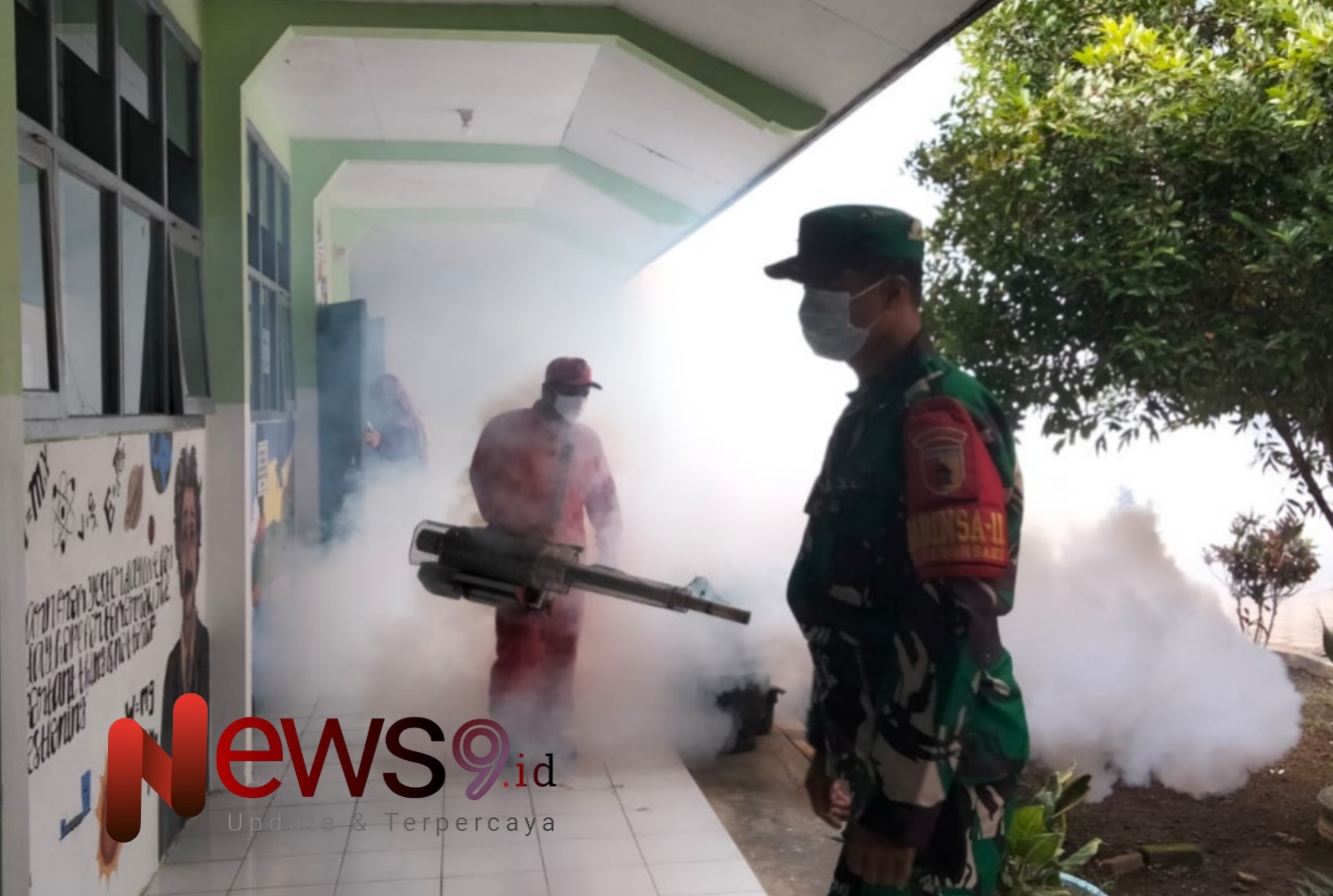 Foto: Serka Sriyono, mendampingi kegiatan fogging yang dilakukan oleh tim Puskesmas Yosowilangun. @by_News9.id