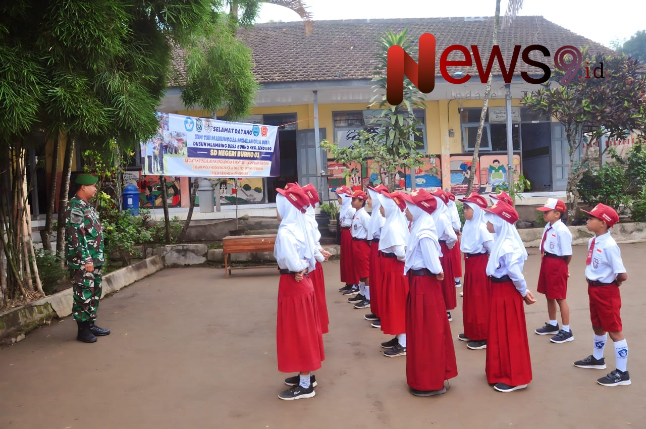 Foto: TNI bekali siswa SD peraturan baris berbaris. @by_News9.id