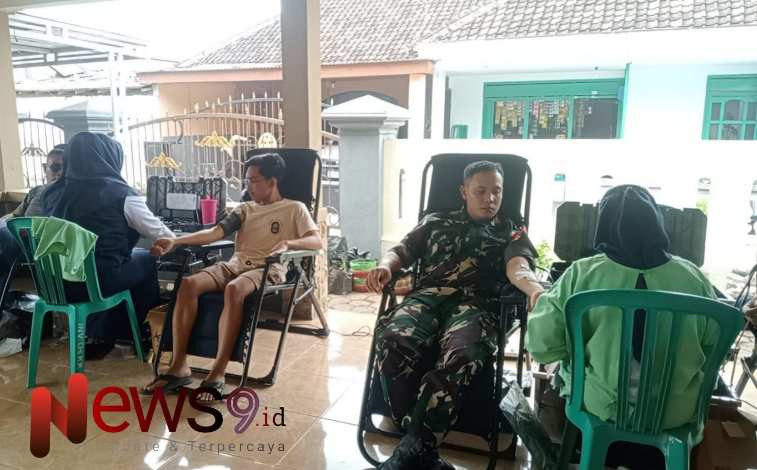 Foto: Koramil 0821-13/Kunir, bersama dua anggota, aktif berpartisipasi dalam kegiatan bakti sosial donor darah. @by_News9.id