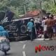 Foto: Sebuah mobil pikap yang membawa sejumlah penumpang terguling. @by_News9.id
