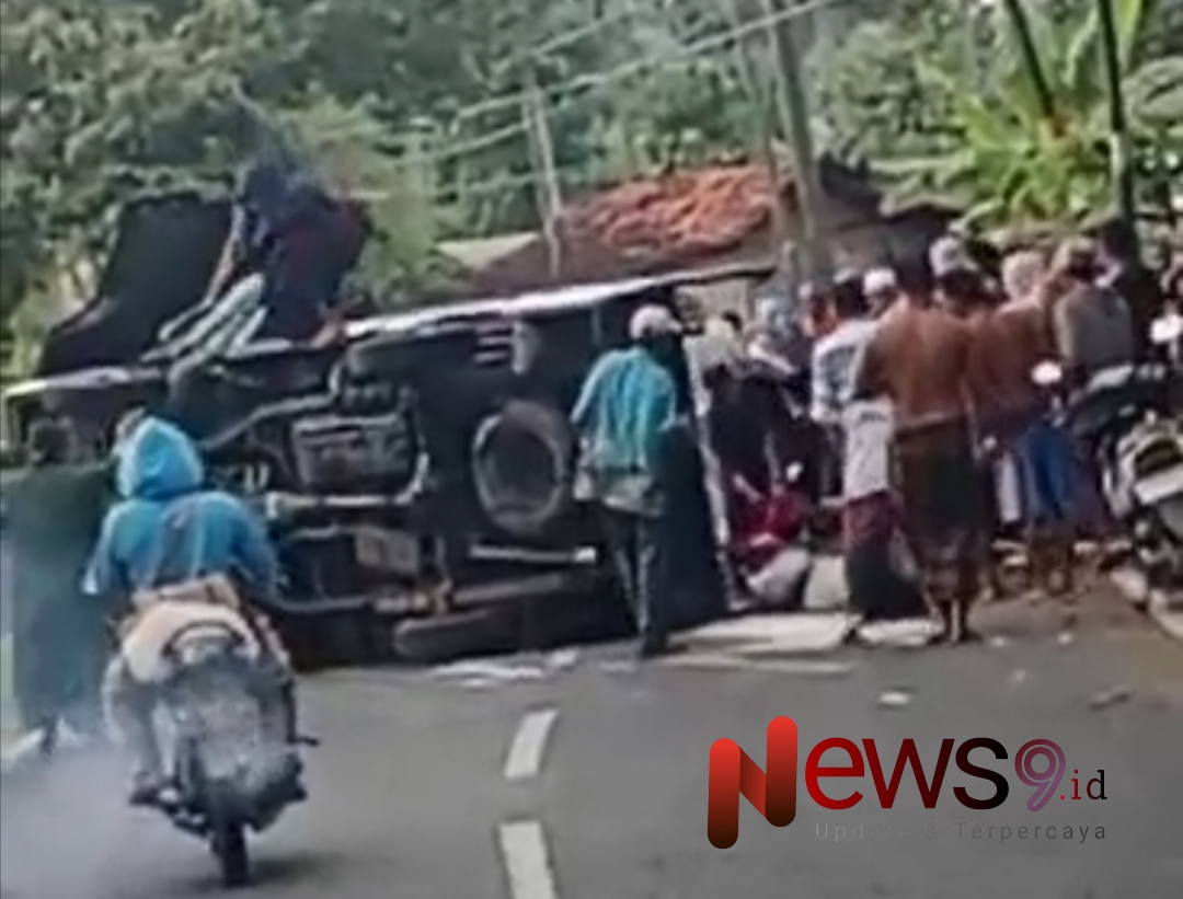 Foto: Sebuah mobil pikap yang membawa sejumlah penumpang terguling. @by_News9.id