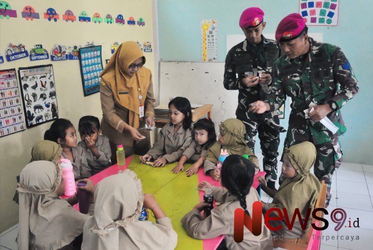 Foto: Kegiatan pembagian obat cacing bagi siswa TK Dharma Wanita Burno 01, Kecamatan Senduro, Kabupaten Lumajang. @by_News9.id