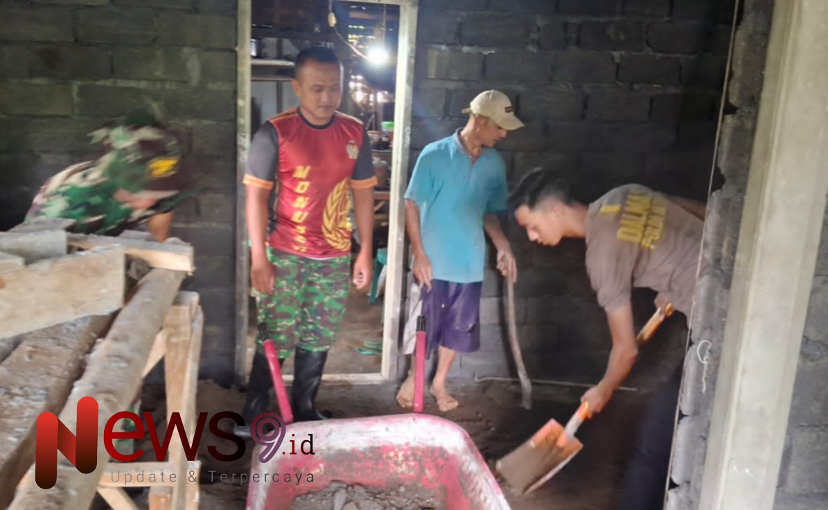 Foto: Pelaksanakan renovasi Rumah Tidak Layak Huni (RTLH) milik Bapak Tukimin di Dusun Mlambing, Desa Burno, Kecamatan Senduro. @by_News9.id