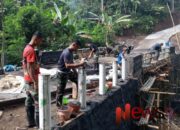 Satgas TMMD ke-123 Pasang Post Railing Pagar Jembatan di Desa Burno