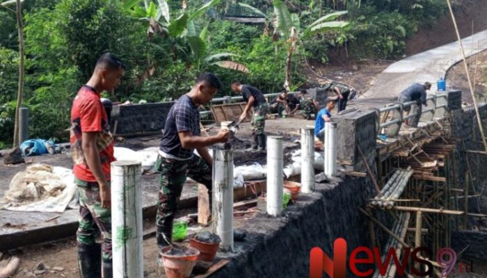 Satgas TMMD ke-123 Pasang Post Railing Pagar Jembatan di Desa Burno