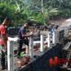 Foto: Pelaksanaan pemasangan post railing pagar jembatan. @by_News9.id