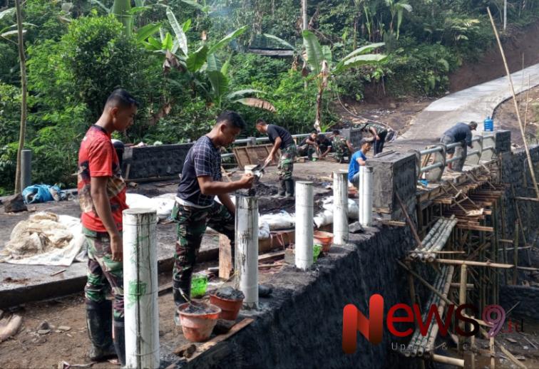 Foto: Pelaksanaan pemasangan post railing pagar jembatan. @by_News9.id