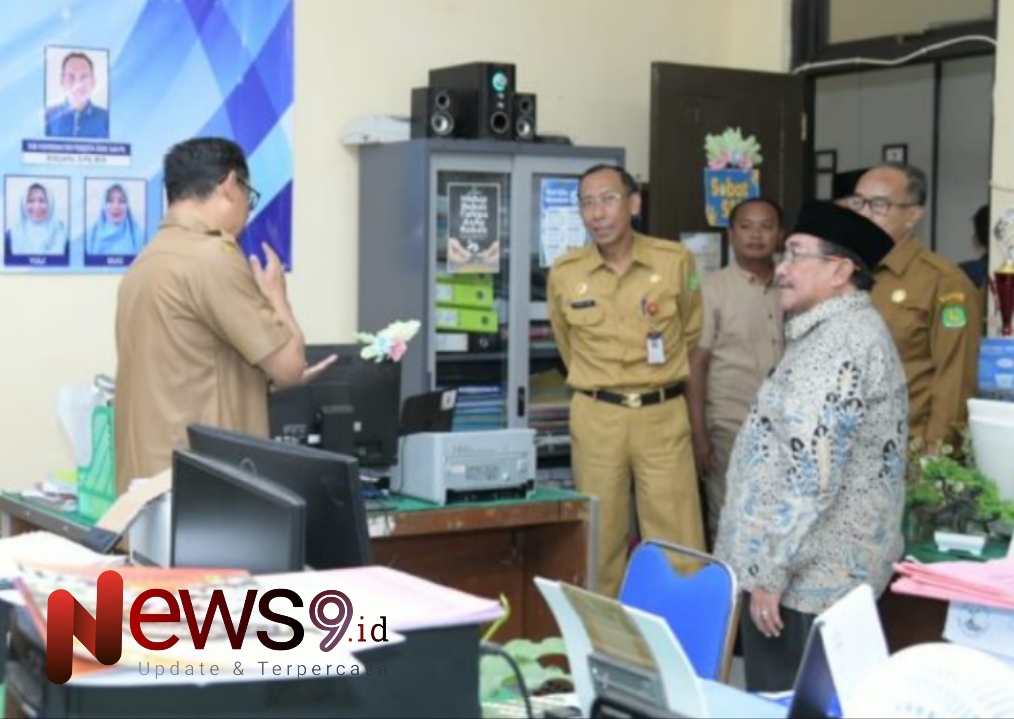 Foto: Wabup KH. Imam Hasyim bersama rombongan mengunjungi berbagai bagian di Dinas Pendidikan, @by_News9.id