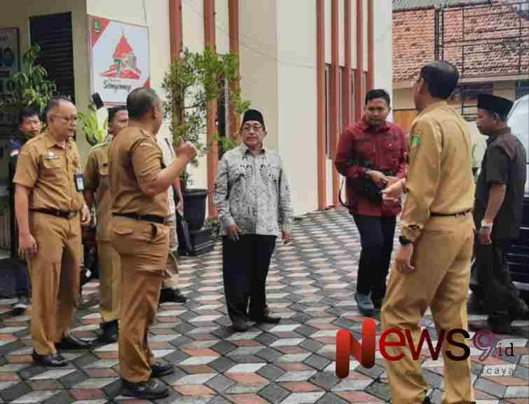 Foto: Wabup, KH. Imam Hasyim, memulai hari pertamanya bekerja di lingkungan Pemerintah Kabupaten Sumenep. @by_News9.id