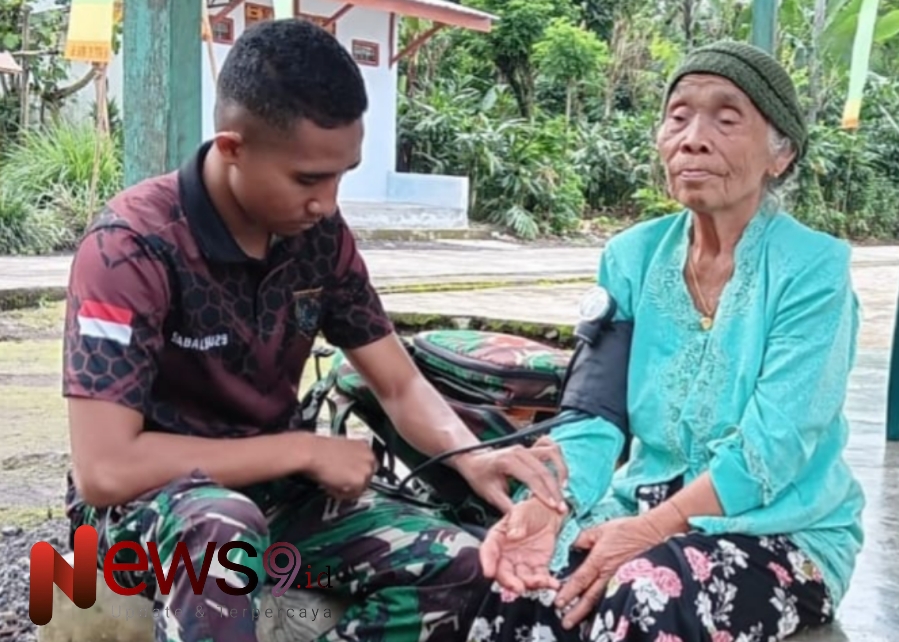 Foto: Satuan Tugas (Satgas) TNI Manunggal Membangun Desa (TMMD) ke-123 memberikan layanan pengobatan gratis bagi warga. @by_News9.id