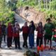 Foto: Bersama ibu-ibu PKK Desa Burno bergotong royong membersihkan jalan hasil pengecoran. @by_News9.id
