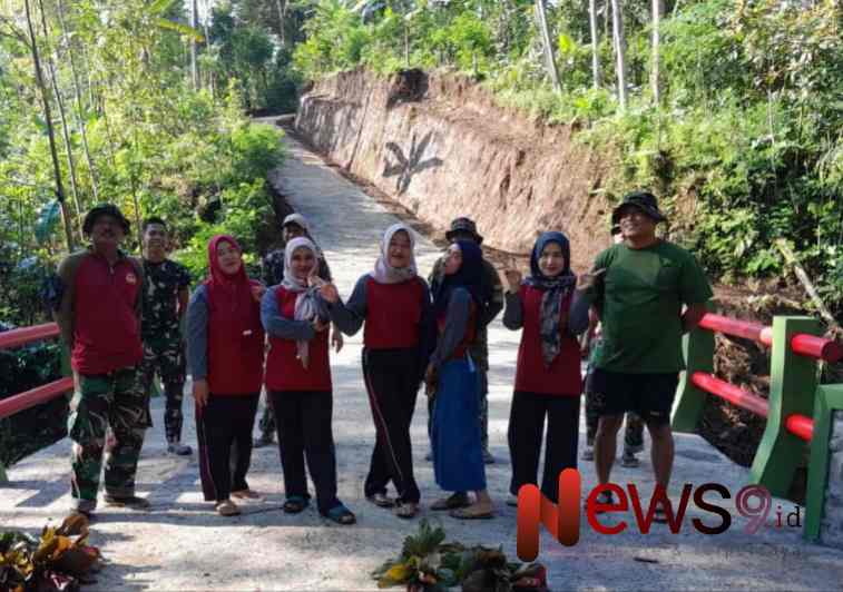 Foto: Bersama ibu-ibu PKK Desa Burno bergotong royong membersihkan jalan hasil pengecoran. @by_News9.id