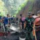 Foto: Bersama warga di Dusun Tugu, Desa Burno, Kecamatan Senduro, Lumajang melaksanakan kegiatan pengecoran jalan. @by_News9.id