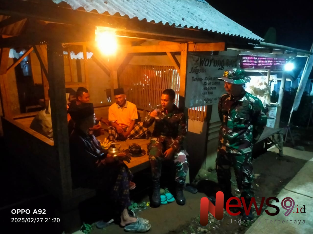 Foto: Kegiatan sistem keamanan lingkungan (siskamling) yang berlangsung di Dusun Mlambing. @by_News9.id