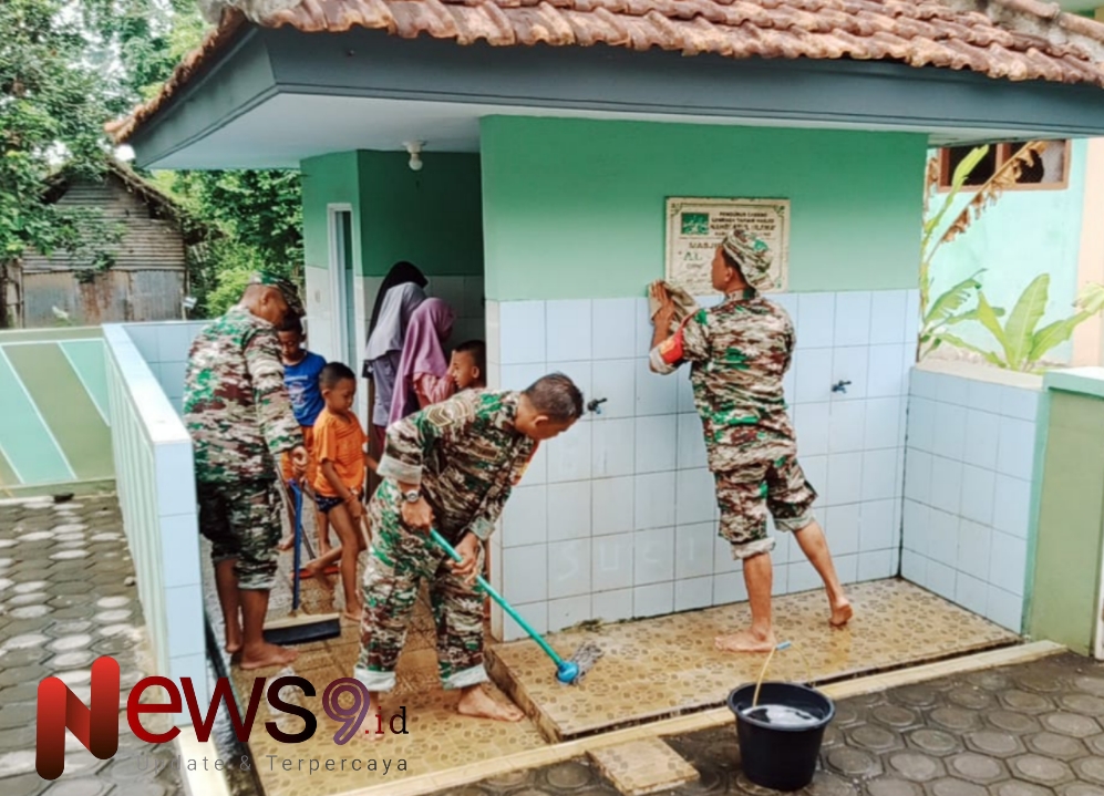 Foto: Serka Rinto Harahap, bersama warga setempat menggelar kerja bakti. @by_News9.id